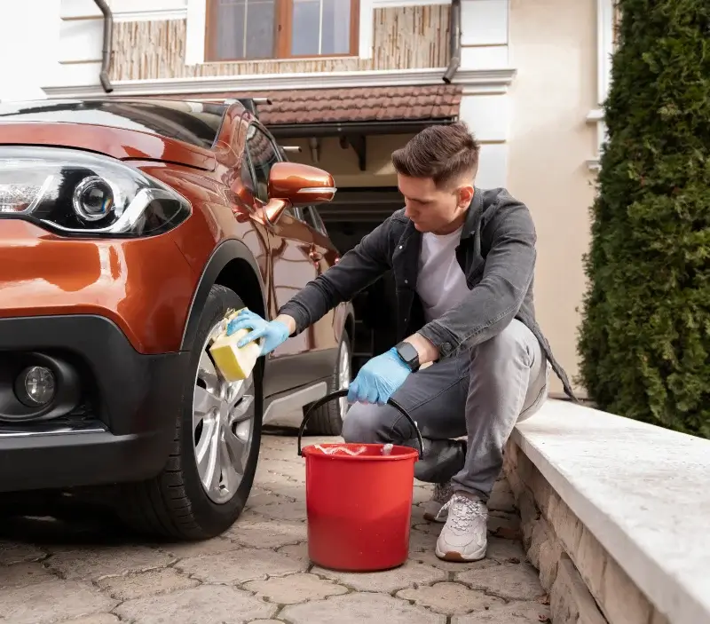 Lavage auto à domicile Frédille : professionnel intervenant sur un véhicule